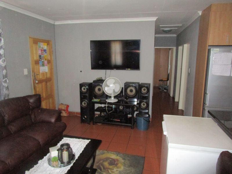 Modern  Three Bedroom House  with Open Plan Living Area and a Carport  in sought after- Leopards Re - Photo 6
