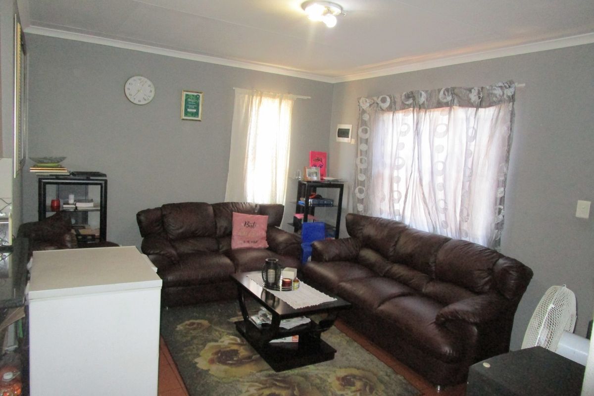 Modern  Three Bedroom House  with Open Plan Living Area and a Carport  in sought after- Leopards Re - Photo 3