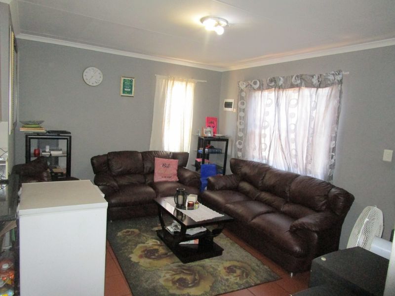 Modern  Three Bedroom House  with Open Plan Living Area and a Carport  in sought after- Leopards Re - Photo 3