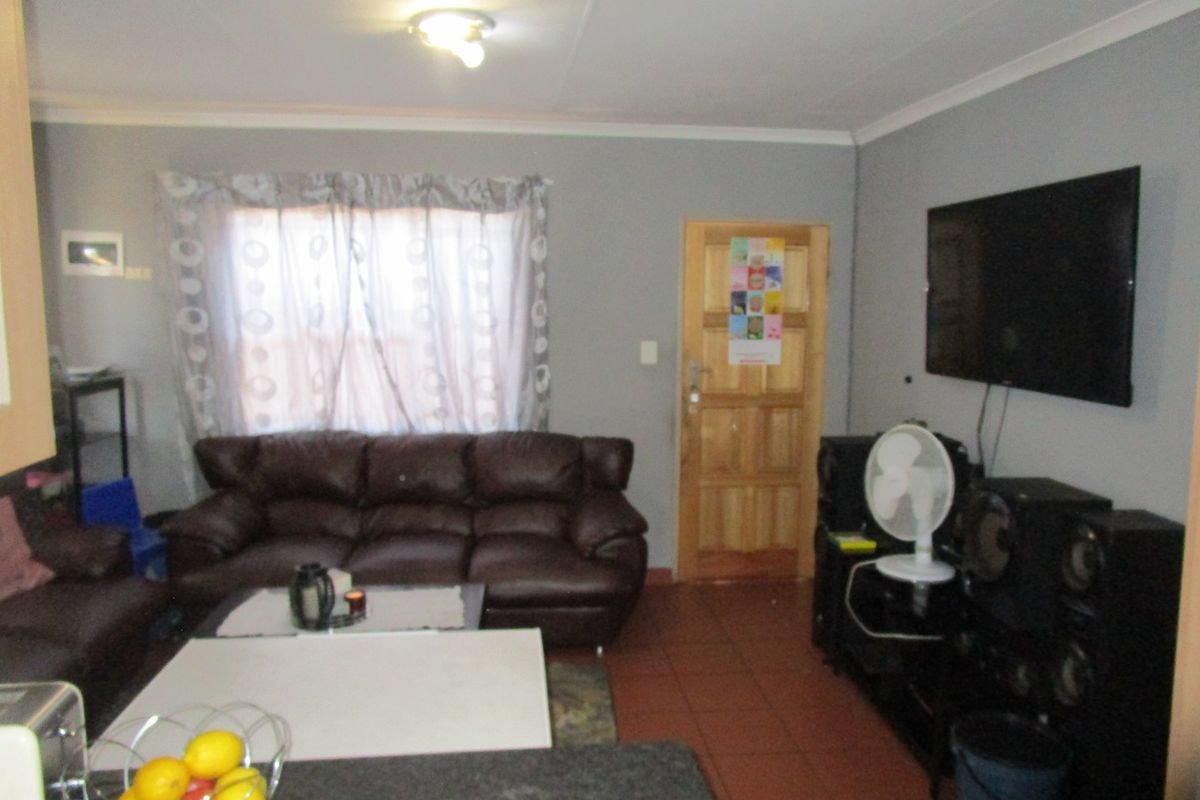 Modern  Three Bedroom House  with Open Plan Living Area and a Carport  in sought after- Leopards Re - Photo 4