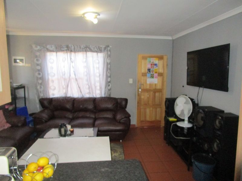 Modern  Three Bedroom House  with Open Plan Living Area and a Carport  in sought after- Leopards Re - Photo 4
