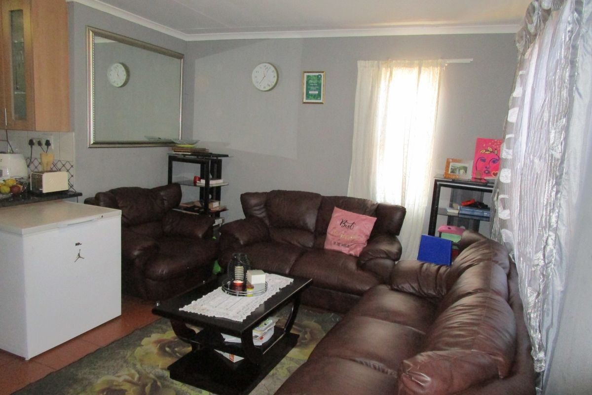 Modern  Three Bedroom House  with Open Plan Living Area and a Carport  in sought after- Leopards Re - Photo 5