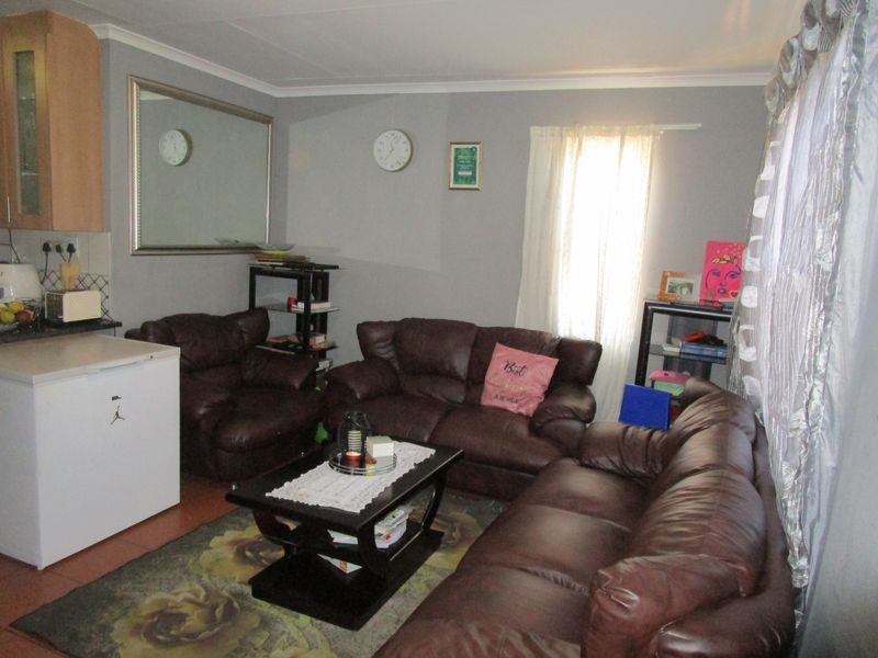 Modern  Three Bedroom House  with Open Plan Living Area and a Carport  in sought after- Leopards Re - Photo 5