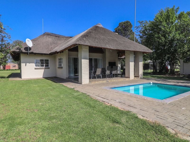 Unique River front property in Loch Vaal. - Photo 3