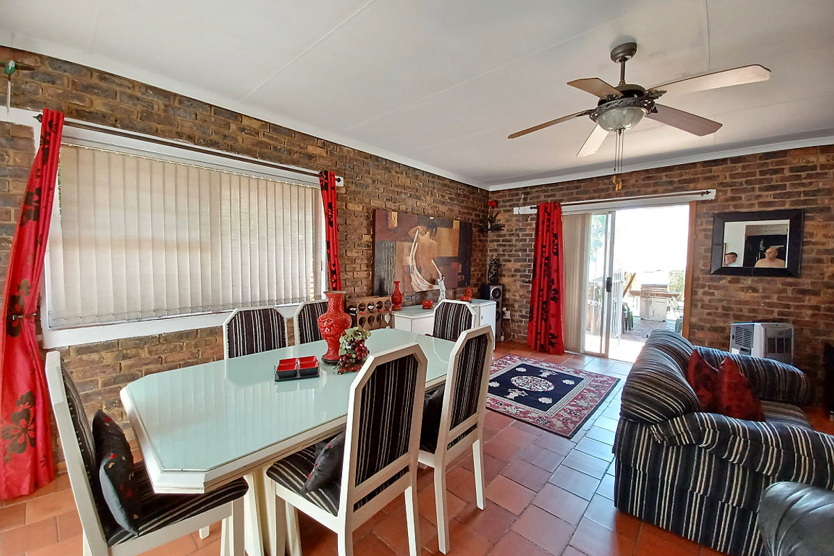 SPACIOUS HOUSE, VANDERBIJLPARK, SE4 - BENEFIT FROM A PRICE REDUCTION - Photo 4