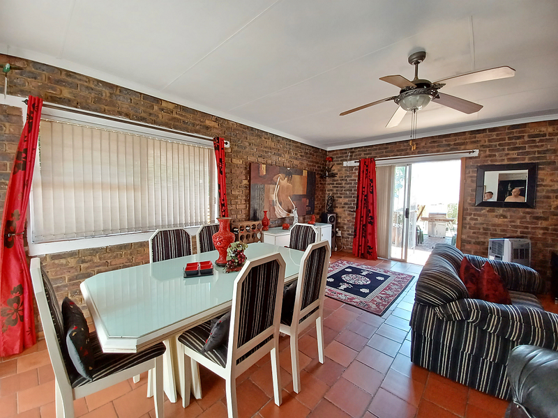 SPACIOUS HOUSE, VANDERBIJLPARK, SE4 - BENEFIT FROM A PRICE REDUCTION - Photo 4