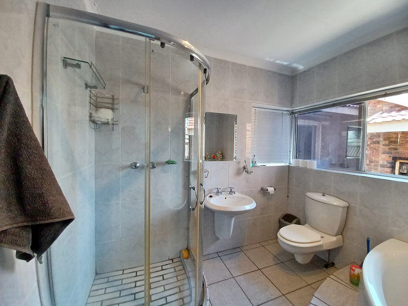 SPACIOUS HOUSE, VANDERBIJLPARK, SE4 - BENEFIT FROM A PRICE REDUCTION - Photo 9