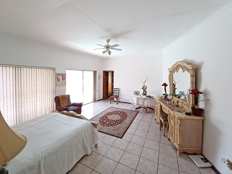 SPACIOUS HOUSE, VANDERBIJLPARK, SE4 - BENEFIT FROM A PRICE REDUCTION - Photo 7