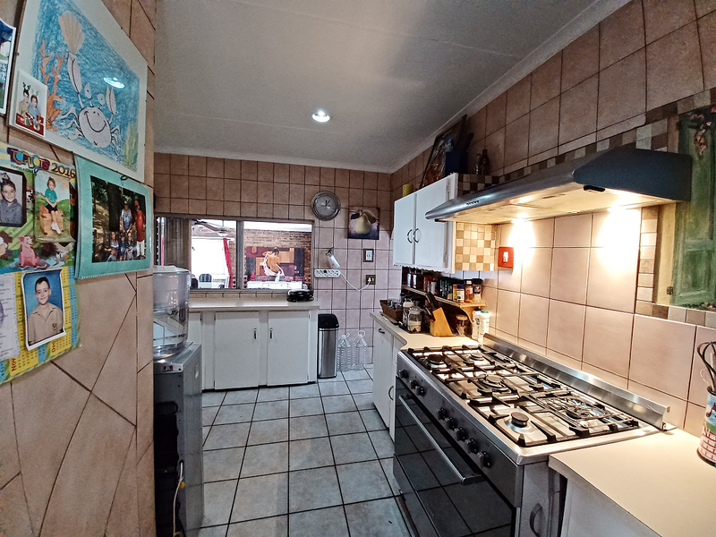 SPACIOUS HOUSE, VANDERBIJLPARK, SE4 - BENEFIT FROM A PRICE REDUCTION - Photo 6