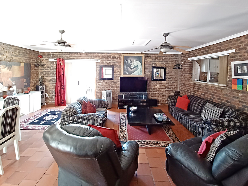 SPACIOUS HOUSE, VANDERBIJLPARK, SE4 - BENEFIT FROM A PRICE REDUCTION - Photo 5