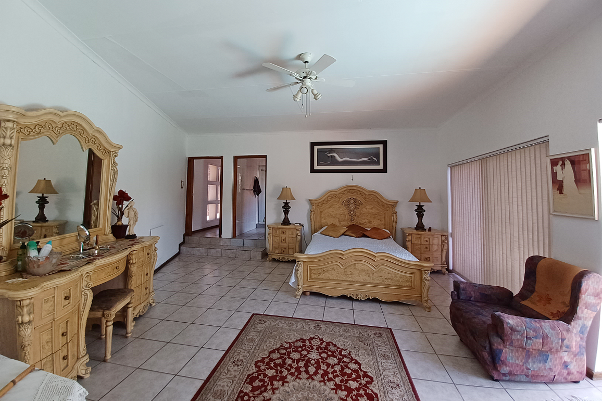 SPACIOUS HOUSE, VANDERBIJLPARK, SE4 - BENEFIT FROM A PRICE REDUCTION - Photo 3