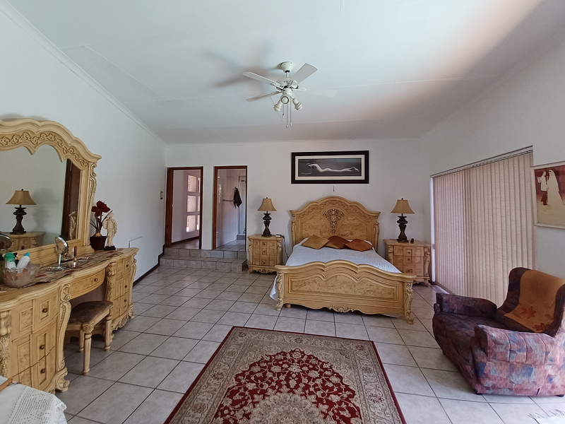 SPACIOUS HOUSE, VANDERBIJLPARK, SE4 - BENEFIT FROM A PRICE REDUCTION - Photo 3