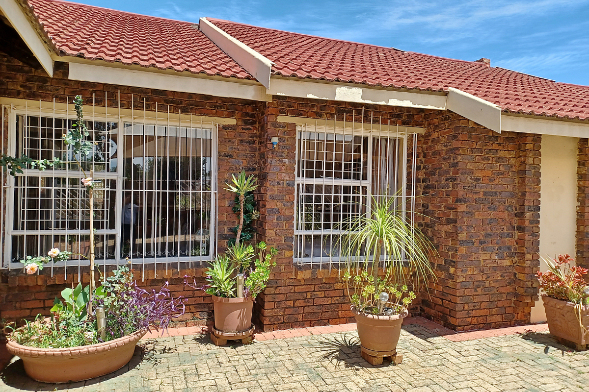 SPACIOUS HOUSE, VANDERBIJLPARK, SE4 - BENEFIT FROM A PRICE REDUCTION - Photo 2