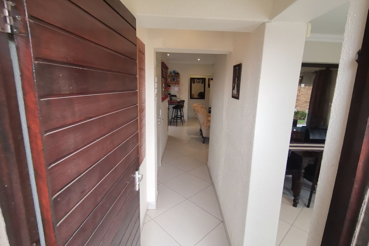 Modern Stunning Three bedroom Free-Standing Simplex with Double Door Automated Garage  in Sought-af - Photo 4