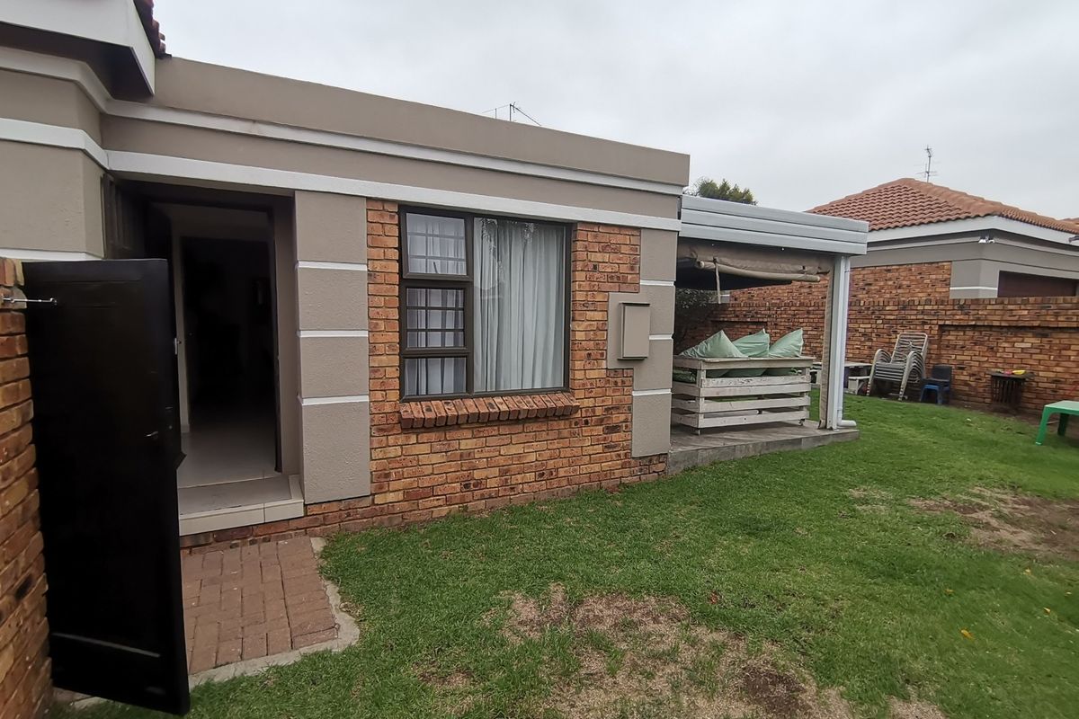 Modern Stunning Three bedroom Free-Standing Simplex with Double Door Automated Garage  in Sought-af - Photo 3