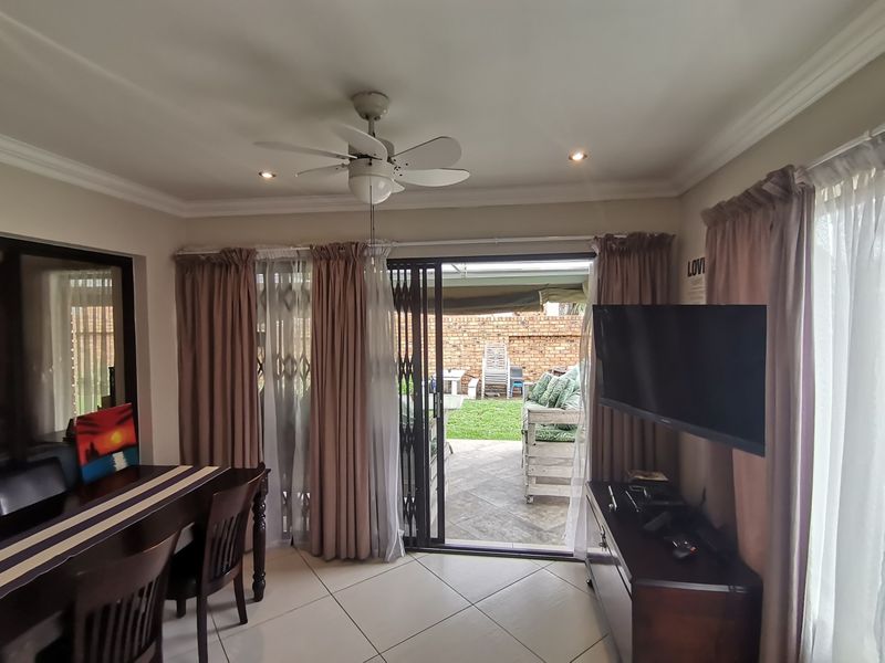 Modern Stunning Three bedroom Free-Standing Simplex with Double Door Automated Garage  in Sought-af - Photo 9