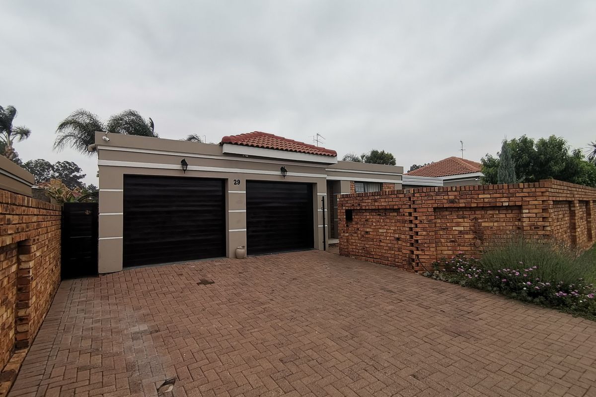 Modern Stunning Three bedroom Free-Standing Simplex with Double Door Automated Garage  in Sought-af - Photo 2