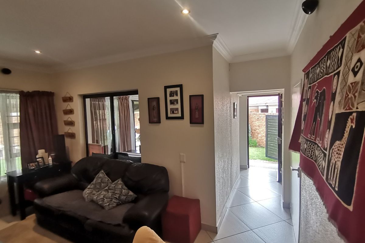 Modern Stunning Three bedroom Free-Standing Simplex with Double Door Automated Garage  in Sought-af - Photo 5