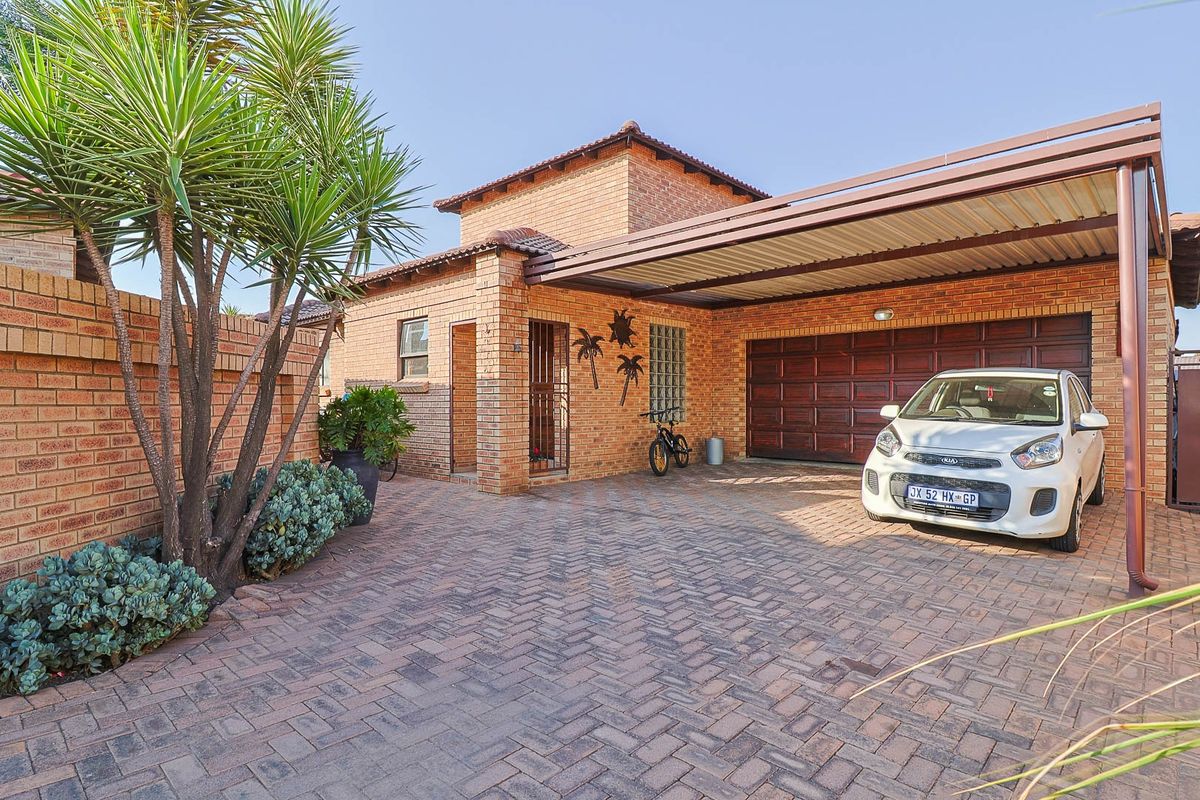 Exquisite Modern  Three Bedroom Cluster with Double Garage in the Sought-After Mount Rose Estate, N - Photo 2