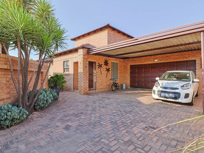 Exquisite Modern  Three Bedroom Cluster with Double Garage in the Sought-After Mount Rose Estate, N - Photo 2