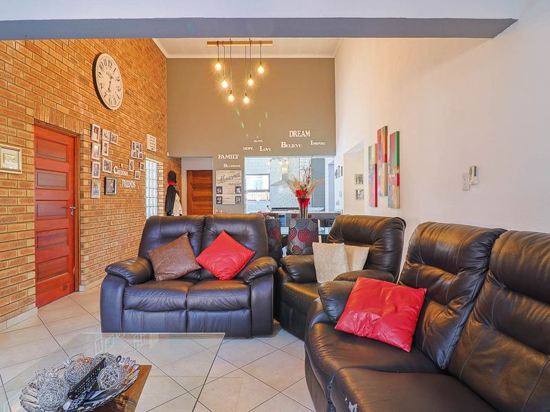 Exquisite Modern  Three Bedroom Cluster with Double Garage in the Sought-After Mount Rose Estate, N - Photo 10