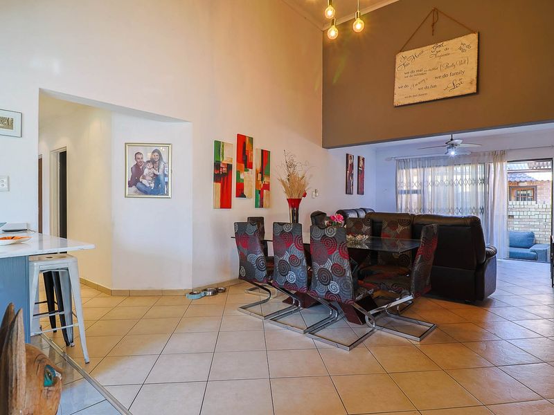 Exquisite Modern  Three Bedroom Cluster with Double Garage in the Sought-After Mount Rose Estate, N - Photo 9