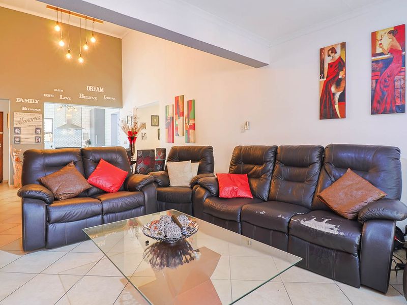 Exquisite Modern  Three Bedroom Cluster with Double Garage in the Sought-After Mount Rose Estate, N - Photo 7