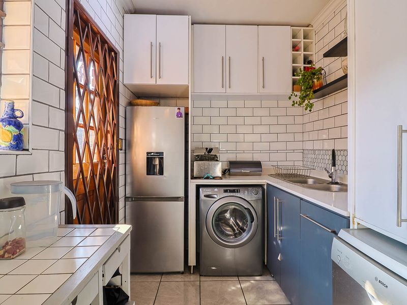 Exquisite Modern  Three Bedroom Cluster with Double Garage in the Sought-After Mount Rose Estate, N - Photo 6