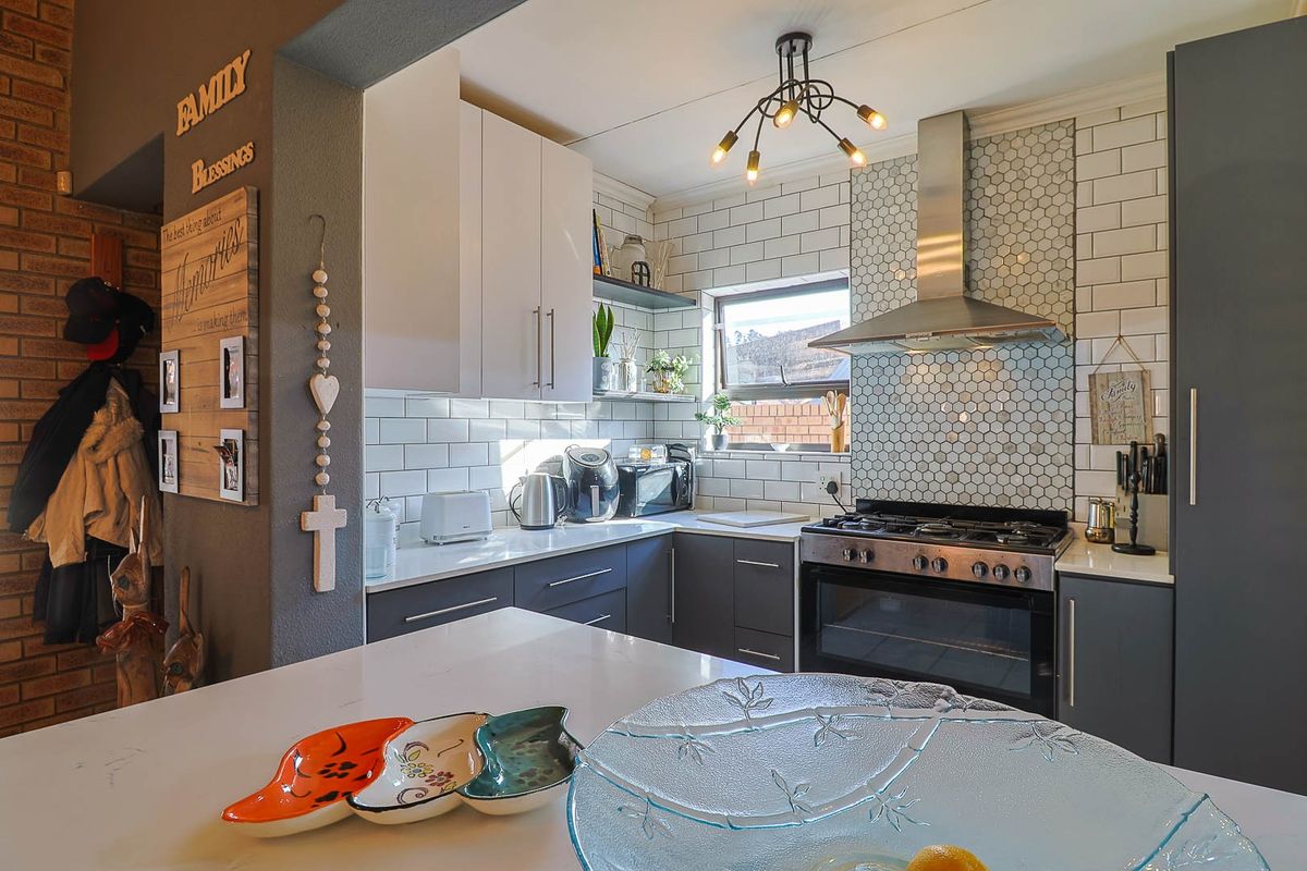 Exquisite Modern  Three Bedroom Cluster with Double Garage in the Sought-After Mount Rose Estate, N - Photo 5