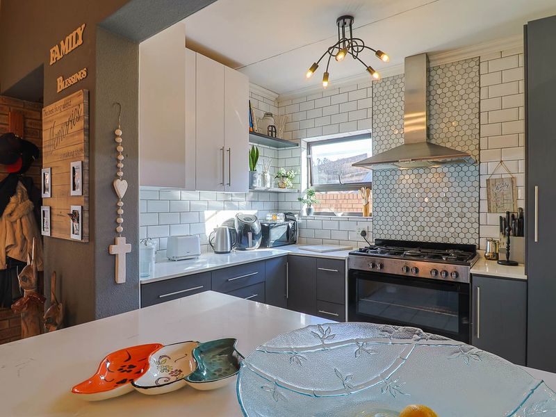 Exquisite Modern  Three Bedroom Cluster with Double Garage in the Sought-After Mount Rose Estate, N - Photo 5