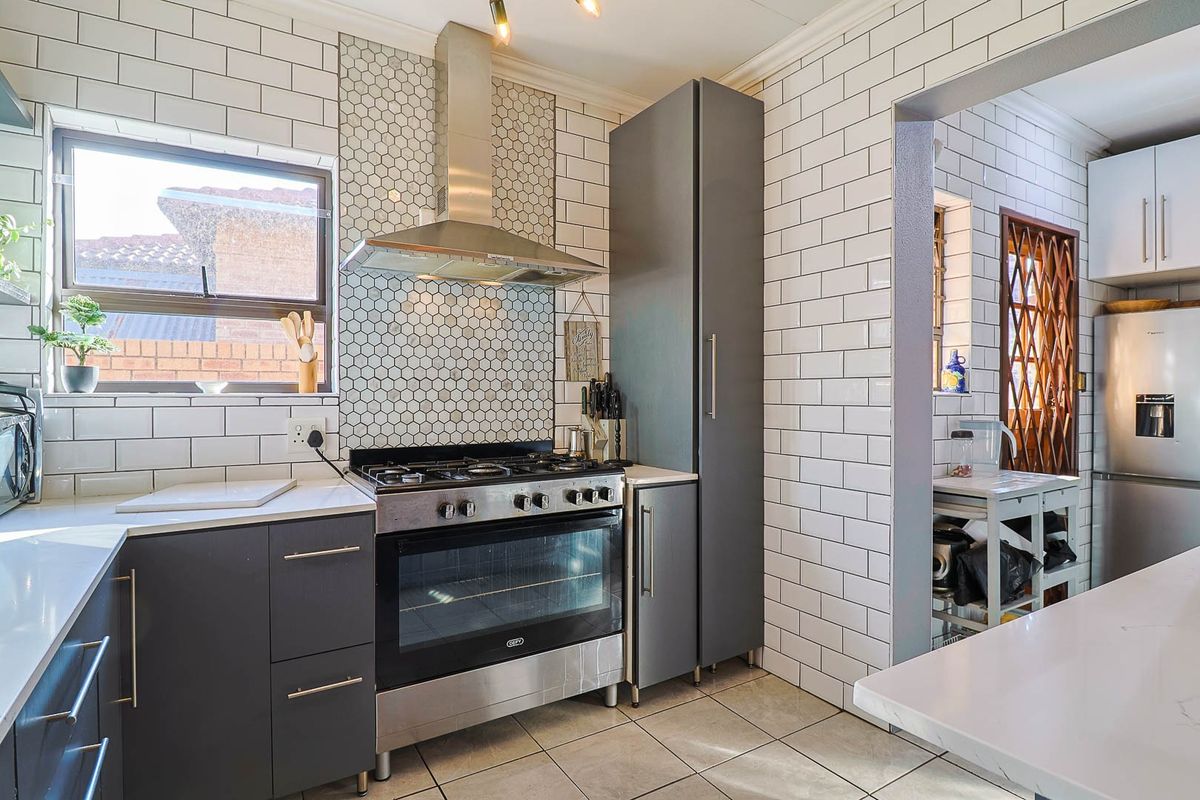 Exquisite Modern  Three Bedroom Cluster with Double Garage in the Sought-After Mount Rose Estate, N - Photo 3