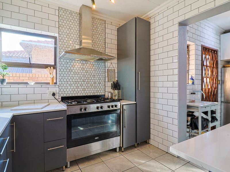 Exquisite Modern  Three Bedroom Cluster with Double Garage in the Sought-After Mount Rose Estate, N - Photo 3