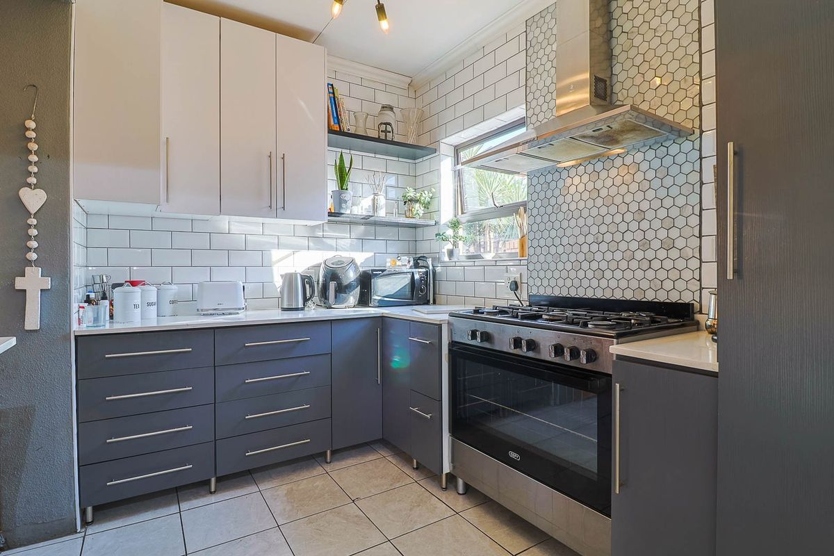 Exquisite Modern  Three Bedroom Cluster with Double Garage in the Sought-After Mount Rose Estate, N - Photo 4