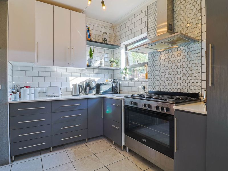 Exquisite Modern  Three Bedroom Cluster with Double Garage in the Sought-After Mount Rose Estate, N - Photo 4