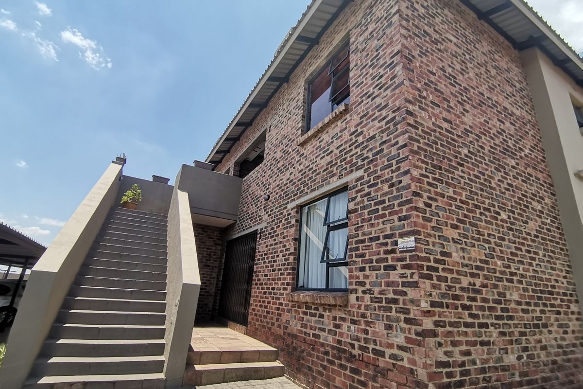 Elegant and Modern Two-Bedroom Apartment  with Double Covered Carports in Sought-After Turtle Dove - Photo 2