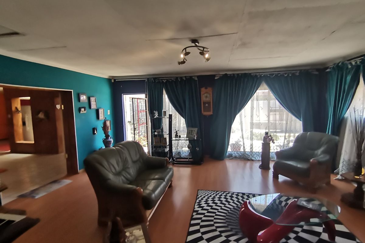 Charming Three Bedroom Family Home with Double Garage, Pool in sought after Mayberry Park! - Photo 3