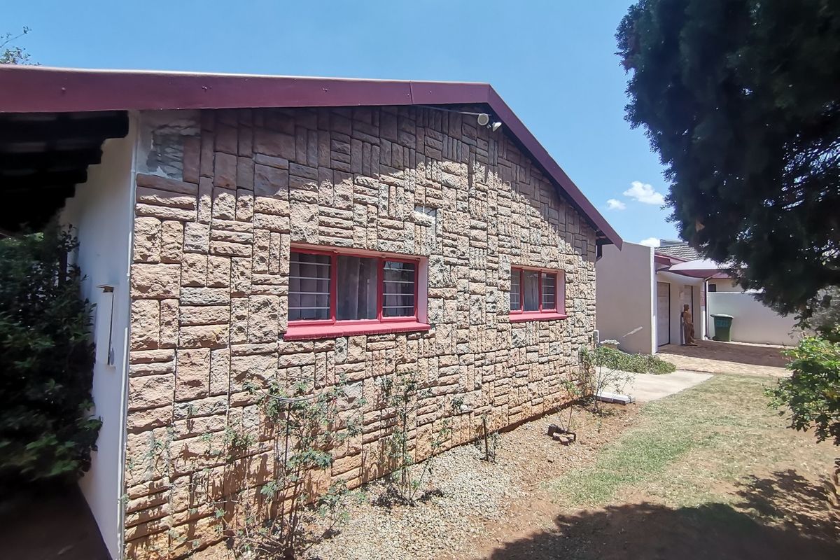 Charming Three Bedroom Family Home with Double Garage, Pool in sought after Mayberry Park! - Photo 2