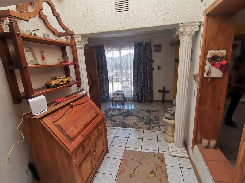 Charming Three Bedroom Family Home with Double Garage, Pool in sought after Mayberry Park! - Photo 7