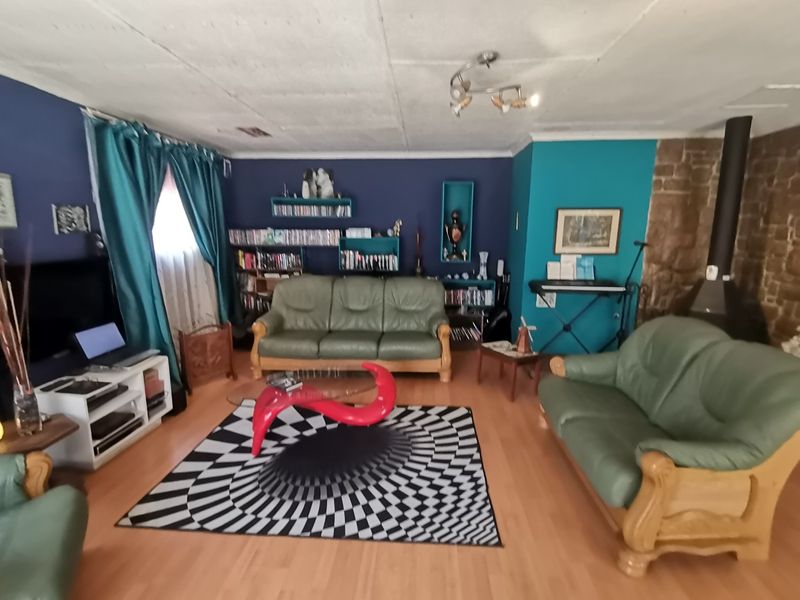 Charming Three Bedroom Family Home with Double Garage, Pool in sought after Mayberry Park! - Photo 6