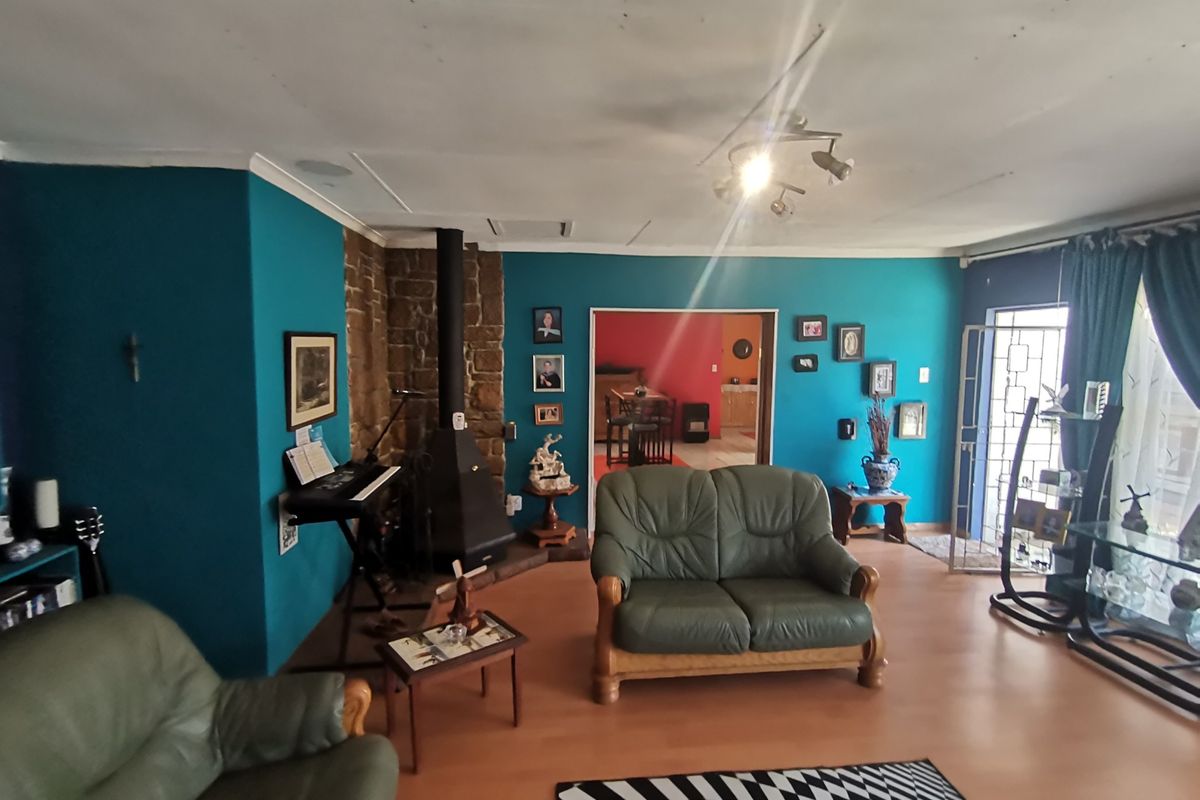 Charming Three Bedroom Family Home with Double Garage, Pool in sought after Mayberry Park! - Photo 5