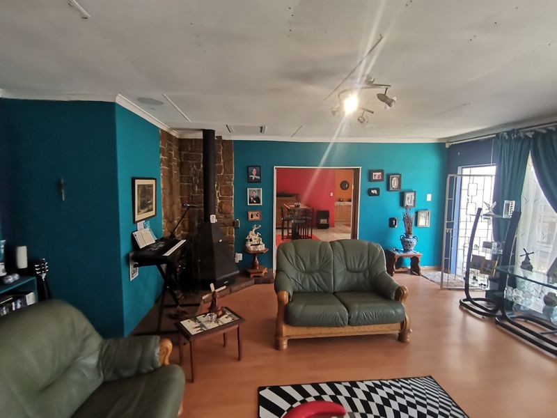 Charming Three Bedroom Family Home with Double Garage, Pool in sought after Mayberry Park! - Photo 5