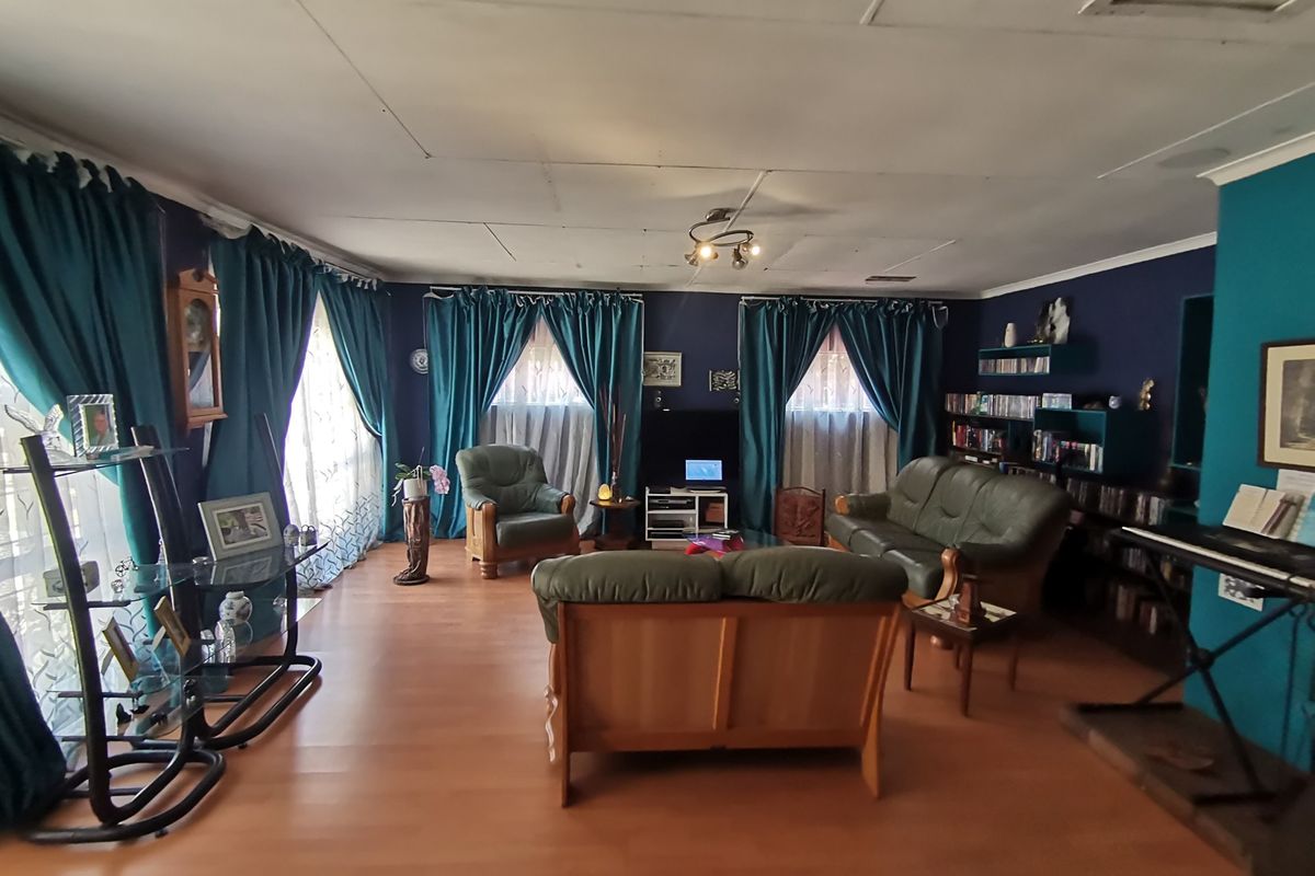 Charming Three Bedroom Family Home with Double Garage, Pool in sought after Mayberry Park! - Photo 4