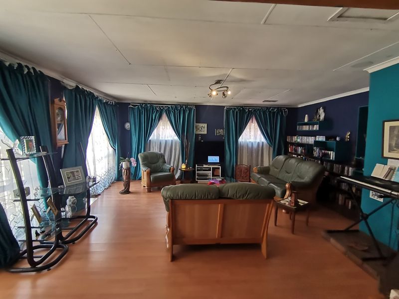 Charming Three Bedroom Family Home with Double Garage, Pool in sought after Mayberry Park! - Photo 4