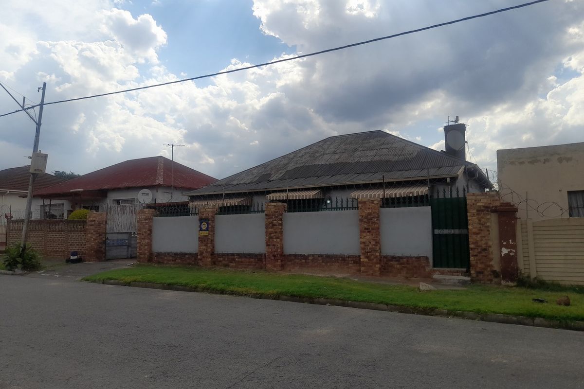 Massive Multi-Purpose Property for Sale in Regents Park – Perfect for Families or Investors - Photo 2