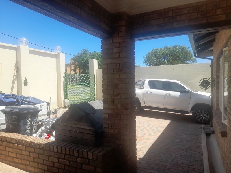 Luxurious 4-Bedroom Family Home or Investment opportunity in South Hills-Welfare Park - Photo 3