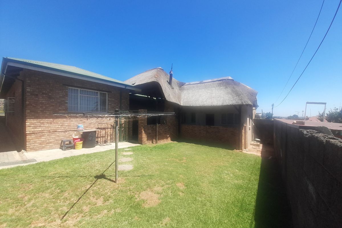 Luxurious 4-Bedroom Family Home or Investment opportunity in South Hills-Welfare Park - Photo 4