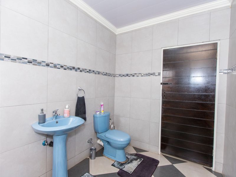 Stunning Family Home in Lenasia South - Photo 10