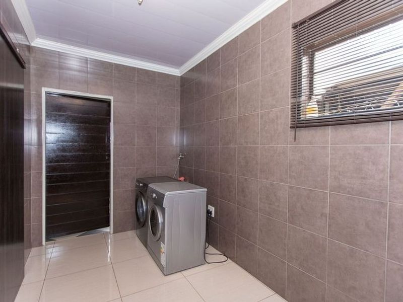 Stunning Family Home in Lenasia South - Photo 8