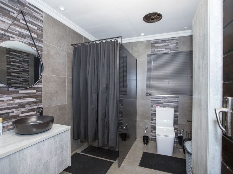 Stunning Family Home in Lenasia South - Photo 7