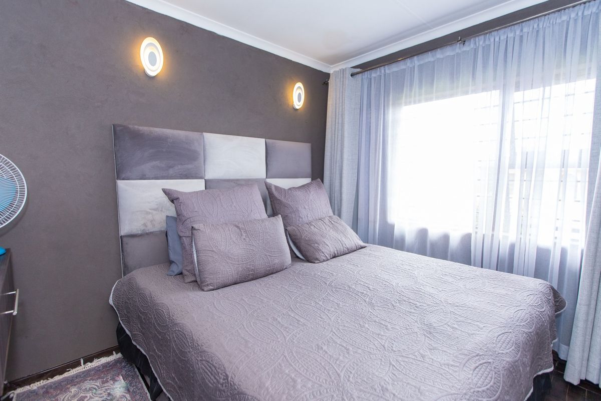 Stunning Family Home in Lenasia South - Photo 5